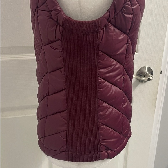 Burgundy Quilted Puffer Vest Zip Front Side Pockets Sz M - Picture 5 of 14